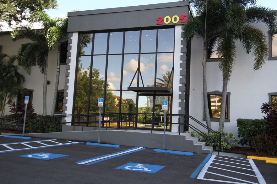 2005 Pan Am Cir, Tampa, FL for lease - Building Photo - Image 1 of 6