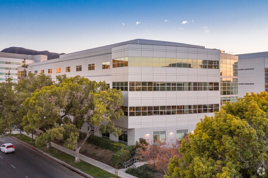 201 S Buena Vista St, Burbank, CA à louer - Photo du bâtiment - Image 2 de 7