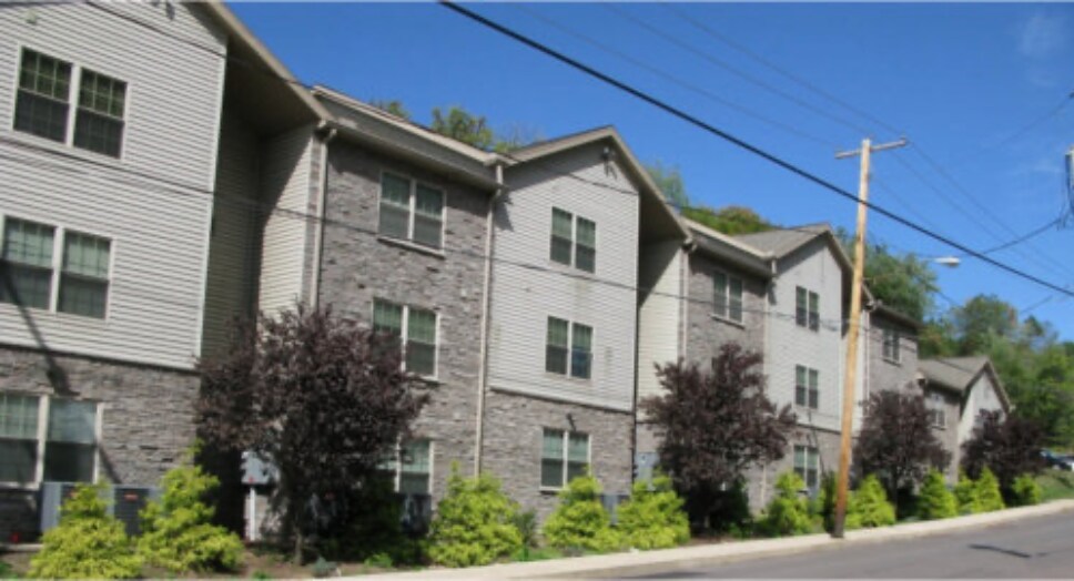 257 Bed Student Housing Portfolio portefeuille de 7 propriétés à vendre sur LoopNet.ca - Photo du bâtiment - Image 1 de 6