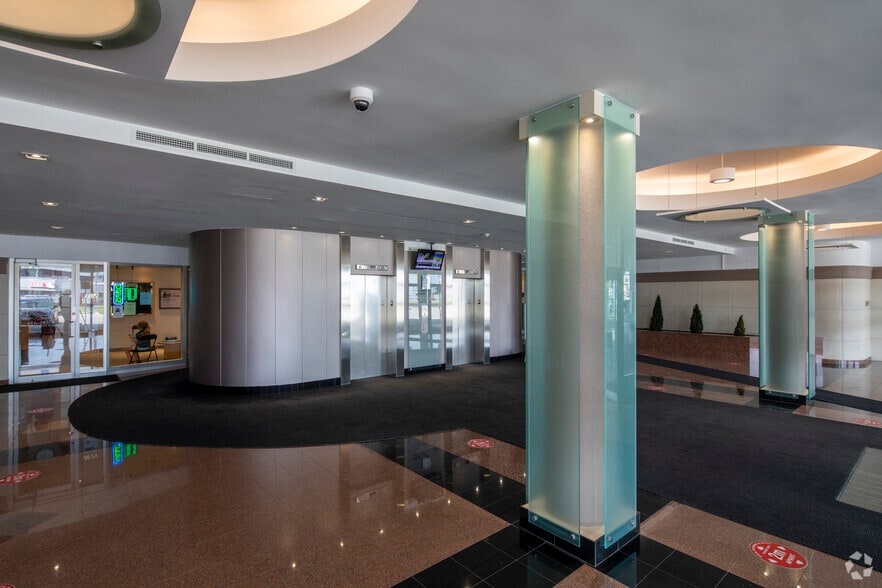 1940 Eglinton Ave E, Toronto, ON à louer - Hall d’entrée - Image 3 de 8