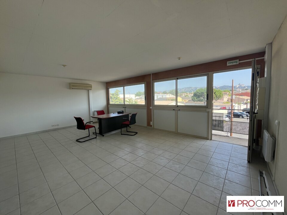 Office in Saint-Rémy-de-Provence for lease Interior Photo- Image 1 of 5