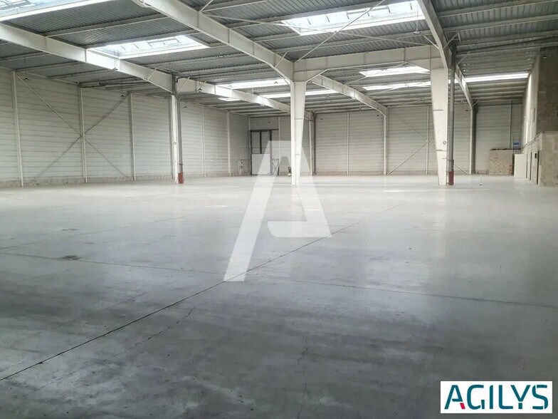 Industrial in Lisses for lease - Interior Photo - Image 2 of 9