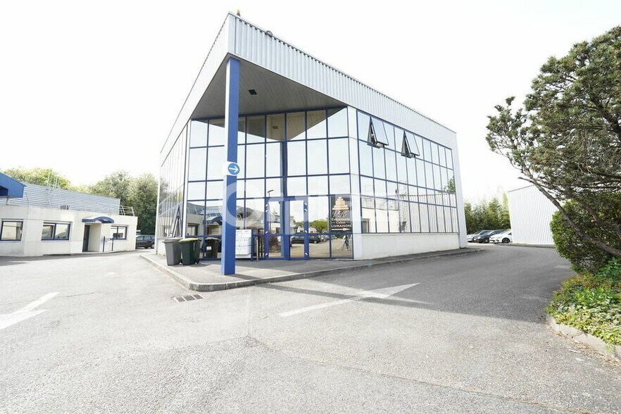 Office in Saint-Genis-Laval for lease - Building Photo - Image 2 of 6