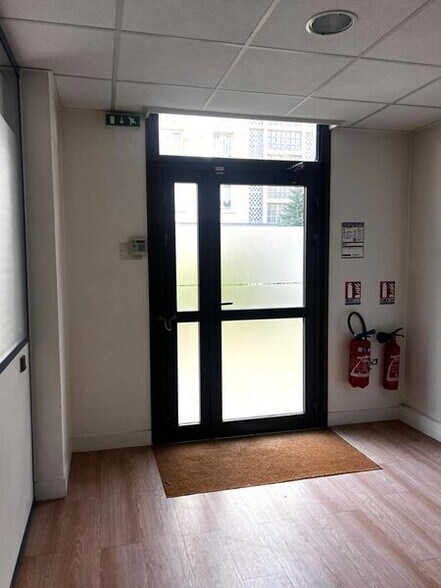 Office in Lyon for lease - Interior Photo - Image 2 of 6
