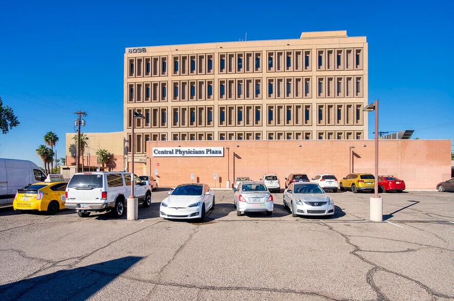 6036 N 19th Ave, Phoenix, AZ à louer - Photo du bâtiment - Image 2 de 7