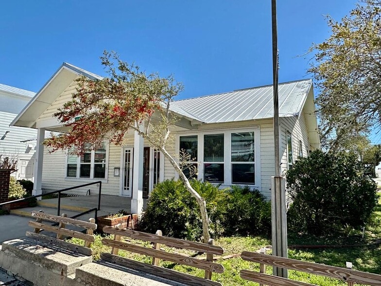 490 2nd St, Cedar Key, FL for sale - Primary Photo - Image 1 of 14