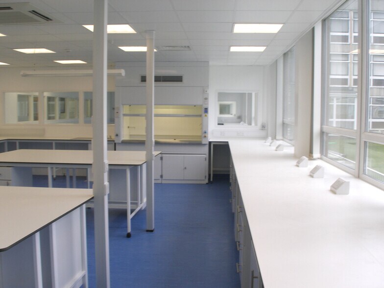 Heath Rd S, Runcorn à louer - Photo du bâtiment - Image 3 de 10