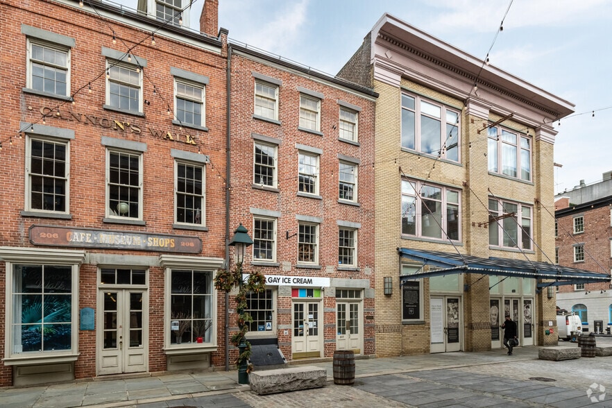 207 Front St, New York, NY for lease - Building Photo - Image 1 of 5