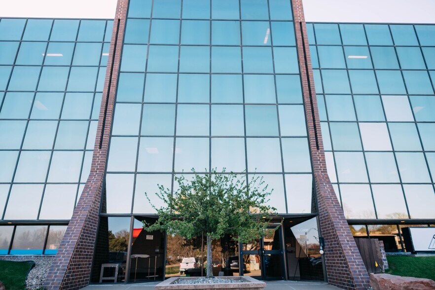 770 N Cotner Blvd, Lincoln, NE à louer - Photo du bâtiment - Image 1 de 10