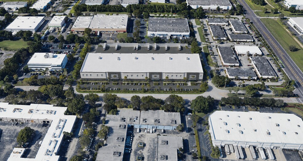 5361-5381 NW 33rd Ave, Fort Lauderdale, FL à louer - Photo du bâtiment - Image 2 de 3