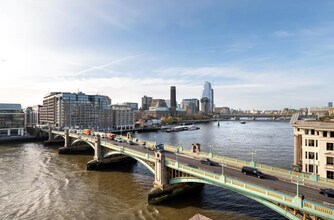 10 Queen Street Pl, Londres à louer Photo du bâtiment- Image 2 de 9