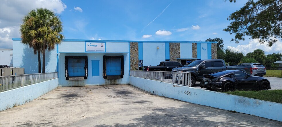 3201 44th Ave N, Saint Petersburg, FL à vendre - Photo du bâtiment - Image 3 de 6