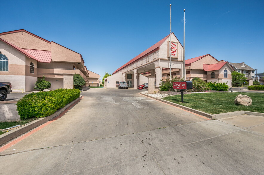 Dual Brand Red Roof Inn HomeTowne Studio portfolio of 2 properties for sale on LoopNet.ca - Building Photo - Image 3 of 53