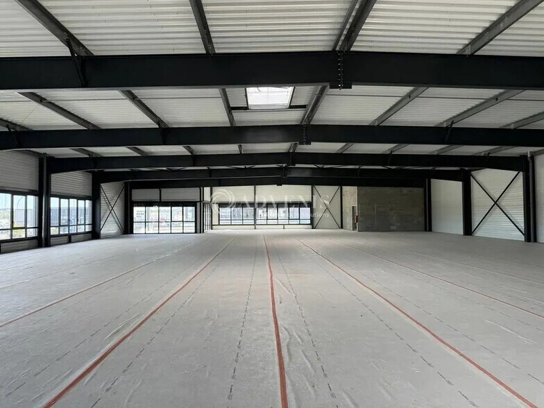 Flex in Arnas for lease - Interior Photo - Image 2 of 8