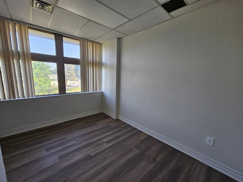 3850 Finch Av E, Toronto, ON à louer - Photo du bâtiment - Image 3 de 4