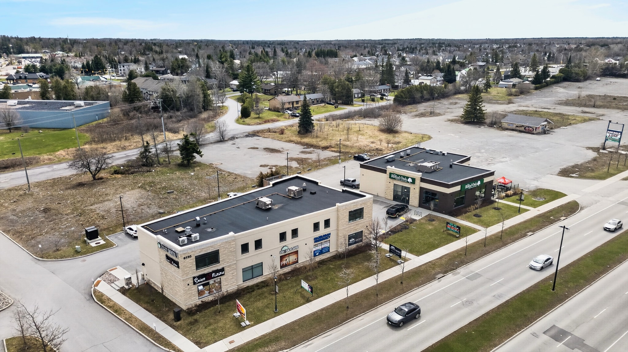 Hazeldean Square portefeuille de 2 propriétés à vendre sur LoopNet.ca Photo du bâtiment- Image 1 de 36