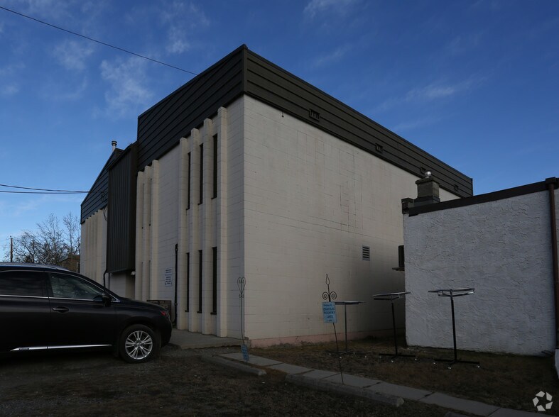 4 Parkdale Cres NW, Calgary, AB à vendre - Photo du bâtiment - Image 2 de 8