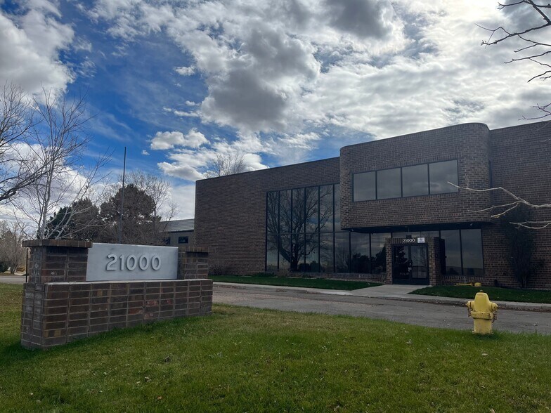 21000 E 32nd Pky, Aurora, CO for lease - Primary Photo - Image 1 of 6