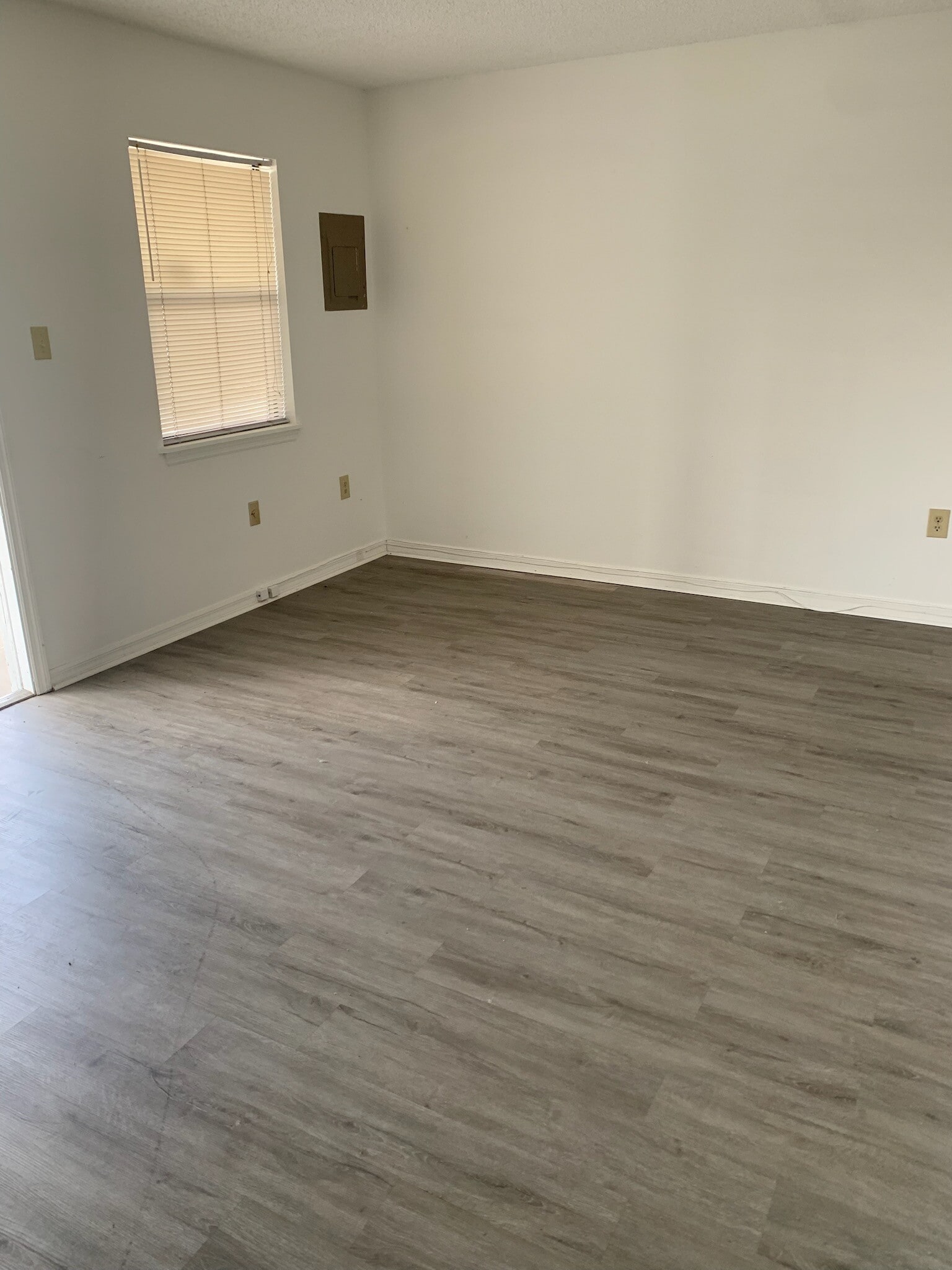 655 W Fulton St, Sanford, FL for lease Interior Photo- Image 1 of 6