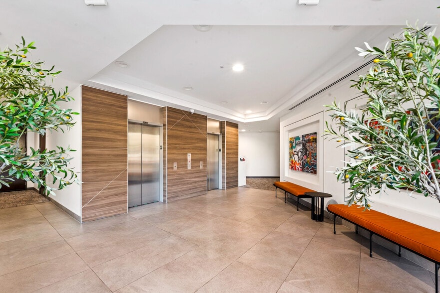 5000 N Parkway Calabasas, Calabasas, CA à louer - Hall d’entrée - Image 2 de 21