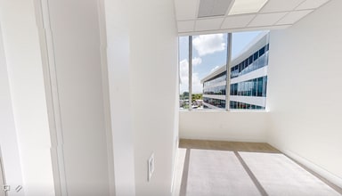 850 NW 42nd Ave, Miami, FL à louer Photo intérieure- Image 2 de 5