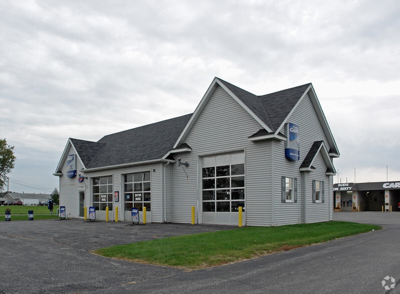 Car Wash & Investment Portfolio portfolio of 2 properties for sale on LoopNet.ca - Primary Photo - Image 1 of 4