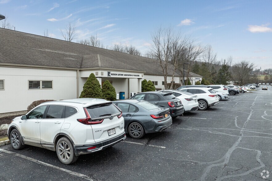 3 Coates Dr, Goshen, NY à louer - Photo du bâtiment - Image 3 de 8