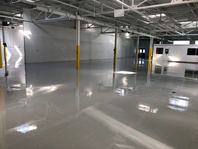 5240 Smith Rd, Brook Park, OH à louer - Photo du bâtiment - Image 2 de 7