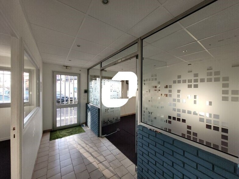 Office in Lisses for lease - Lobby - Image 3 of 10