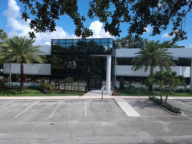 5829 Corporate Way, West Palm Beach, FL à vendre - Photo du bâtiment - Image 1 de 1