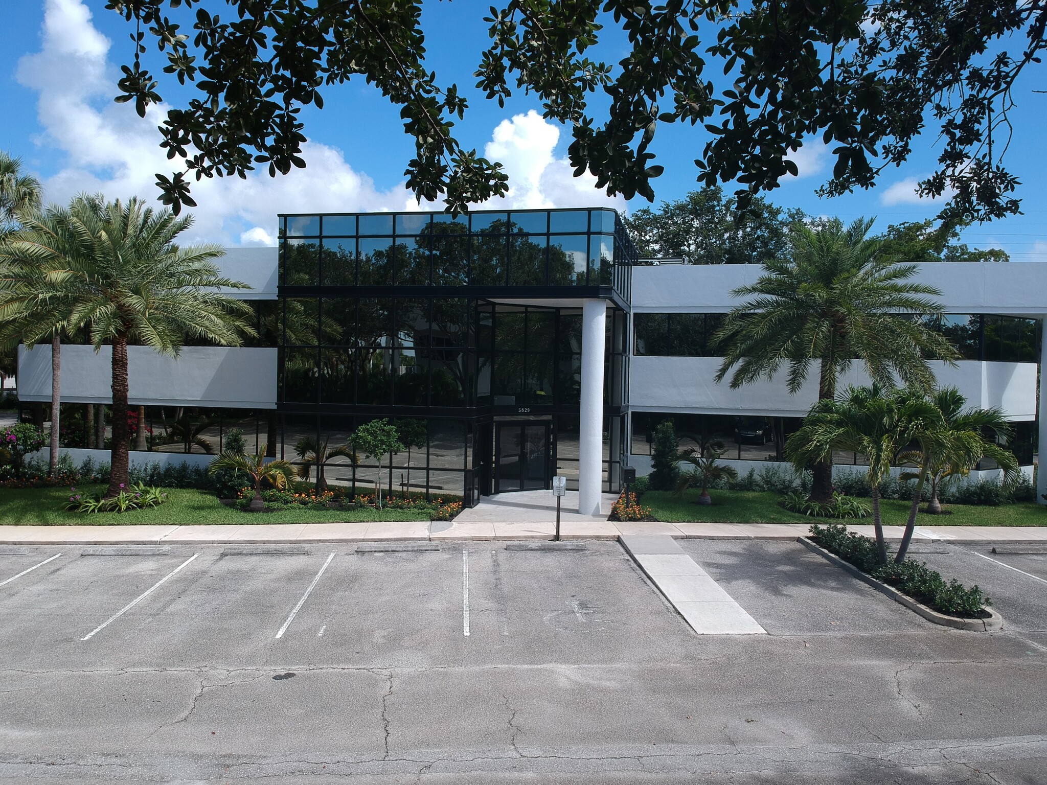 5829 Corporate Way, West Palm Beach, FL à vendre Photo du bâtiment- Image 1 de 1