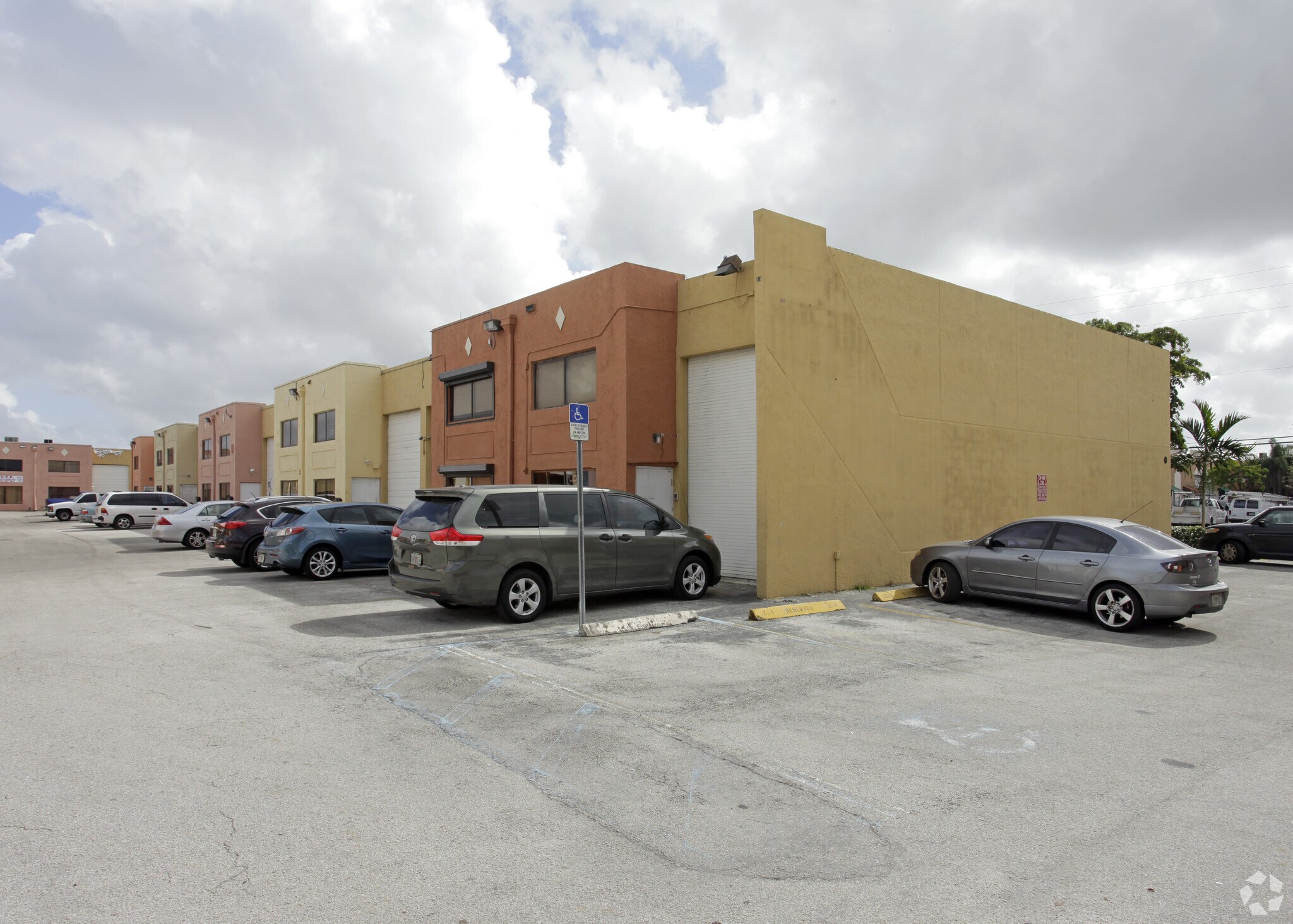 1671 W 38th Pl, Hialeah, FL for sale Primary Photo- Image 1 of 8