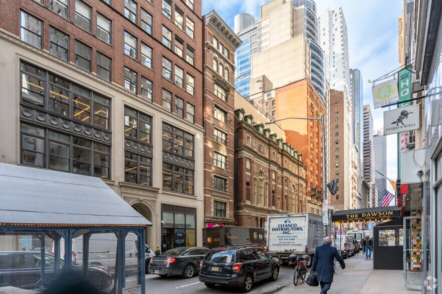 24 W 45th St, New York, NY à louer - Photo du bâtiment - Image 2 de 16