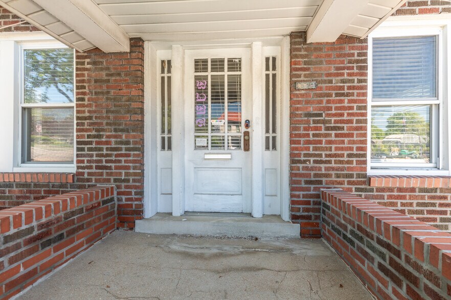 1526 S Big Bend Blvd, Richmond Heights, MO for sale - Building Photo - Image 2 of 7