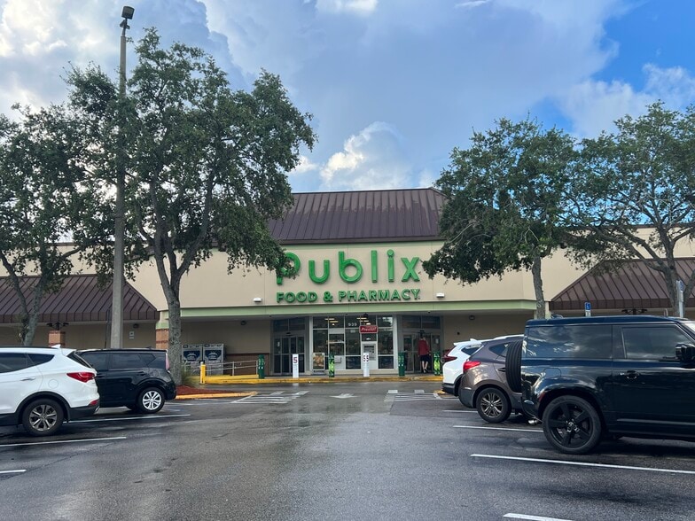 1041 W Brandon Blvd, Brandon, FL for lease - Building Photo - Image 3 of 6