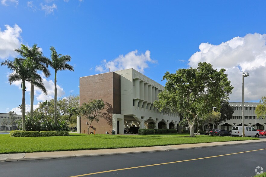 5000 T Rex Ave, Boca Raton, FL à louer - Photo du bâtiment - Image 1 de 19