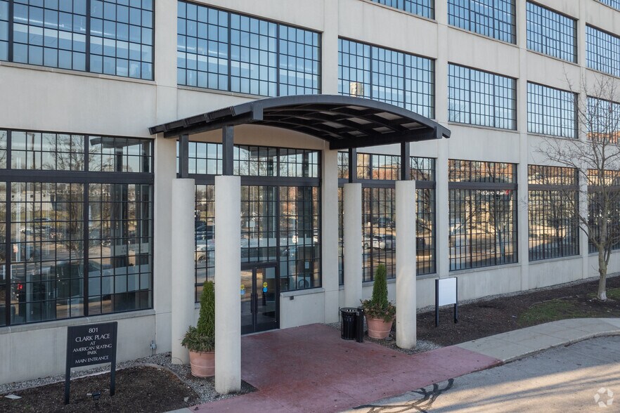 801 Broadway Ave NW, Grand Rapids, MI à louer - Photo du bâtiment - Image 2 de 16