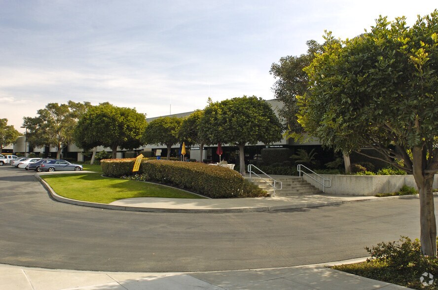 2237 Faraday Ave, Carlsbad, CA à louer - Photo du bâtiment - Image 1 de 12