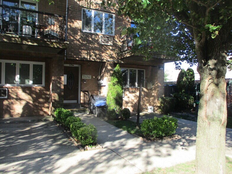 2256 Hendrickson St, Brooklyn, NY à louer - Photo du bâtiment - Image 3 de 11