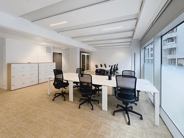 Office in Lyon for lease - Building Photo - Image 3 of 12
