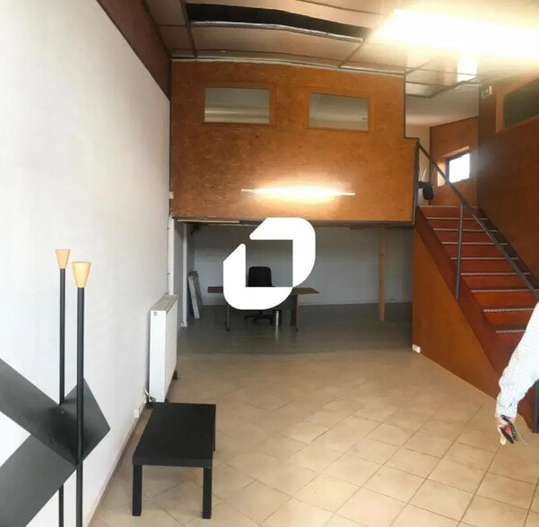 Flex in Cormontreuil for lease - Building Photo - Image 2 of 4