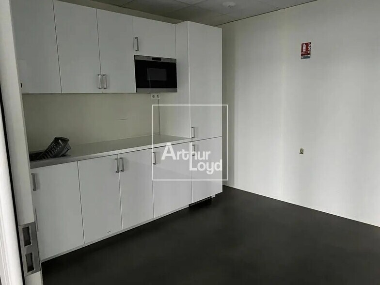 Office in Lieusaint for lease - Interior Photo - Image 1 of 7