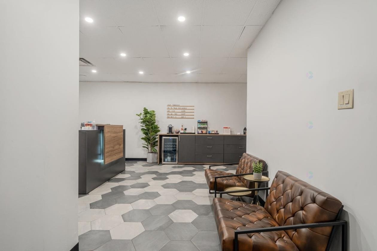 100 Rd Amherst, Beaconsfield, QC for lease Interior Photo- Image 1 of 7