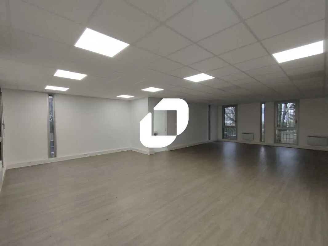 Office in Vélizy-Villacoublay for lease Interior Photo- Image 1 of 9