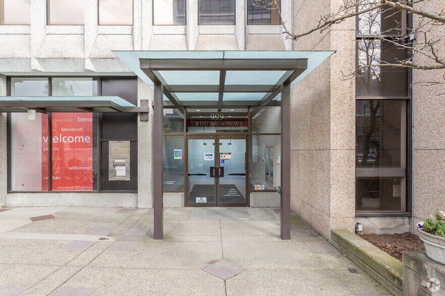 999 W Broadway, Vancouver, BC à louer - Photo du bâtiment - Image 3 de 4
