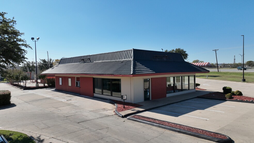 7065 Ridgmar Meadow Rd, Fort Worth, TX for lease - Building Photo - Image 1 of 3