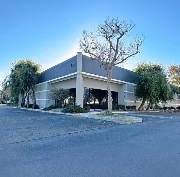 1341-1351 Vanguard Dr, Oxnard, CA à vendre - Photo du bâtiment - Image 2 de 5