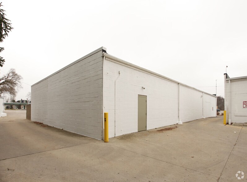 620 W Grand River Ave, Brighton, MI à louer - Photo du bâtiment - Image 3 de 9