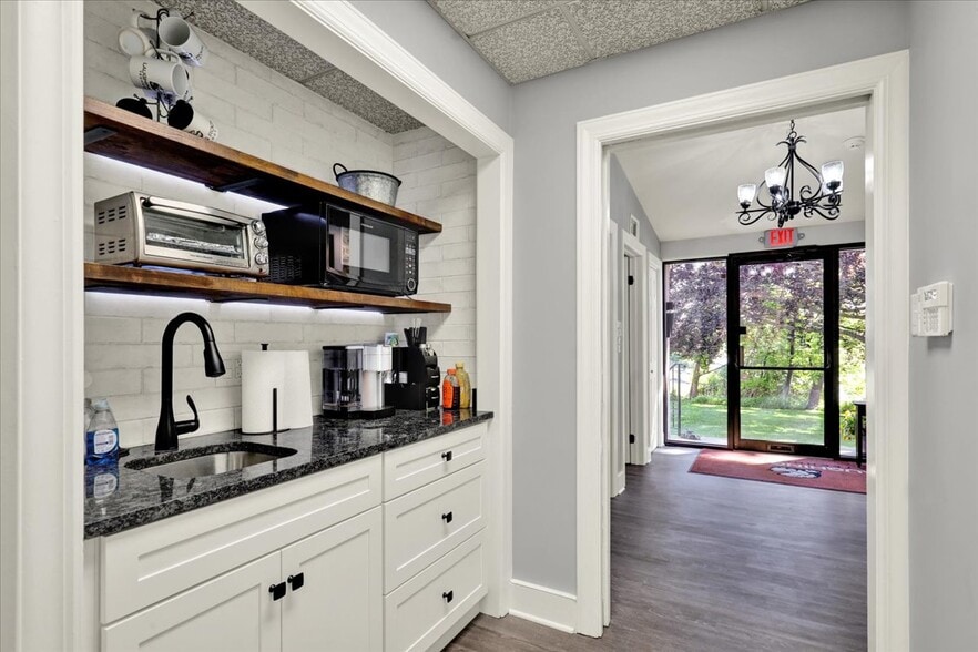 879 Fritztown Rd, Sinking Spring, PA à louer - Photo du bâtiment - Image 3 de 23