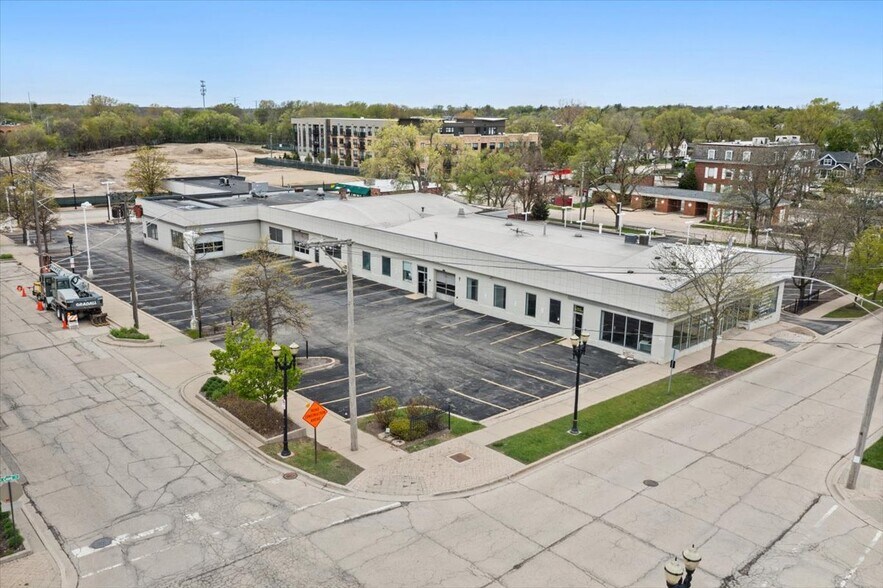 206 Cook St, Barrington, IL à vendre - Photo du bâtiment - Image 2 de 56